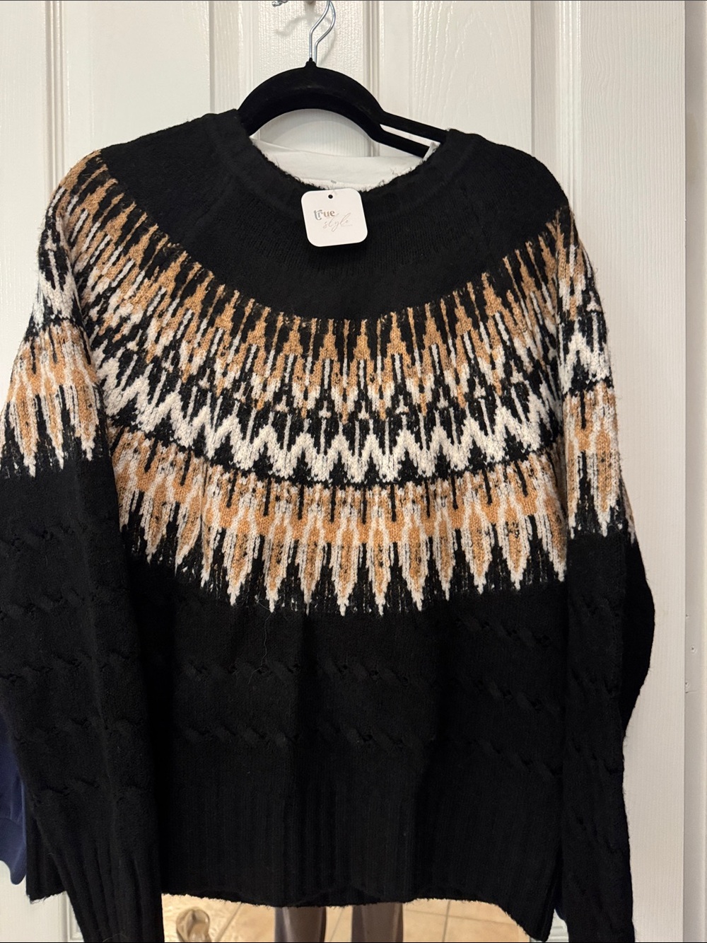 NWT - GORGEOUS AND SOFT Black and Camel Patterned Crewneck Sweater - Women